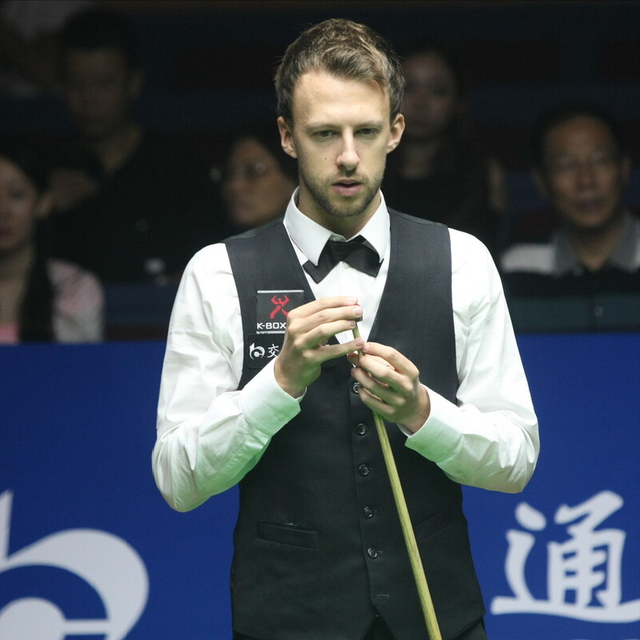 显得有些拘 显得有些拘